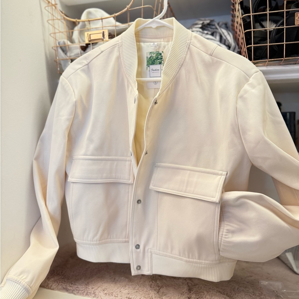 Women cropped loose-fit design, this bomber jacket Cream Bomber Jacket sizeS